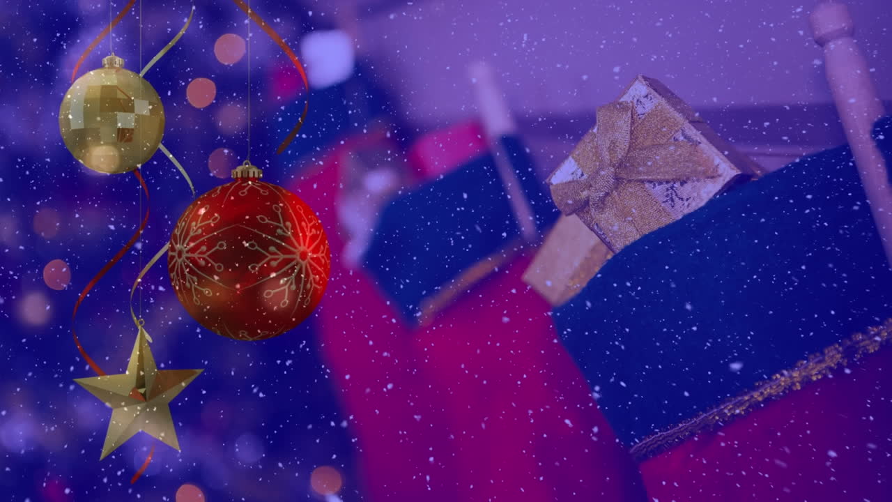 animación de la nieve cayendo sobre las decoraciones de navidad