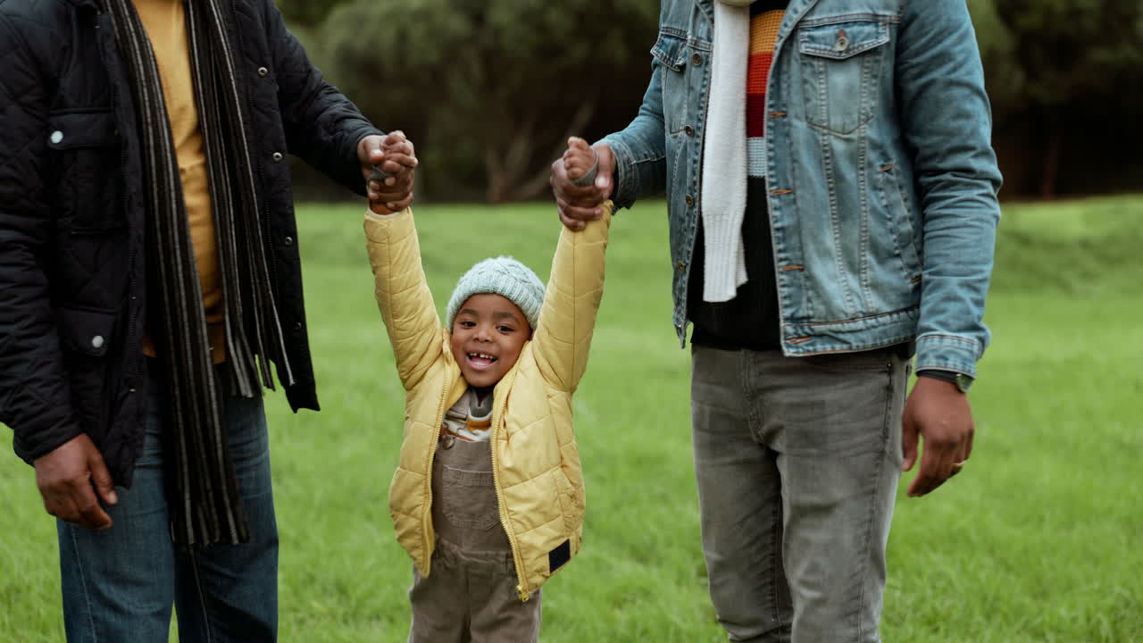 familia, diversión en el swing y paseo por el parque