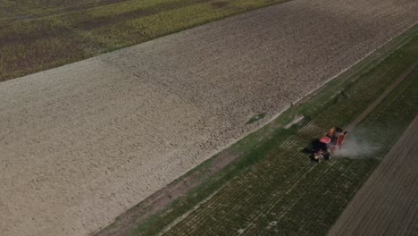 La-Maquinaria-Agrícola-Recoge-Remolachas-De-Tierras-Cultivadas.