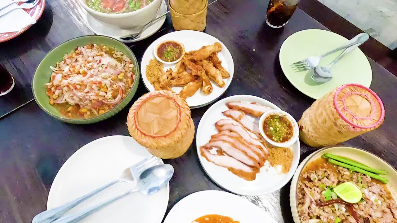 다양한 맛있는 태국 음식이 전시되어 있습니다.