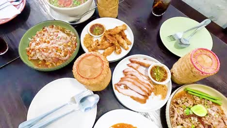 다양한 맛있는 태국 음식이 전시되어 있습니다.