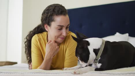 La-Mujer-Caucásica-Está-Jugando-Con-Su-Perro-En-Casa.