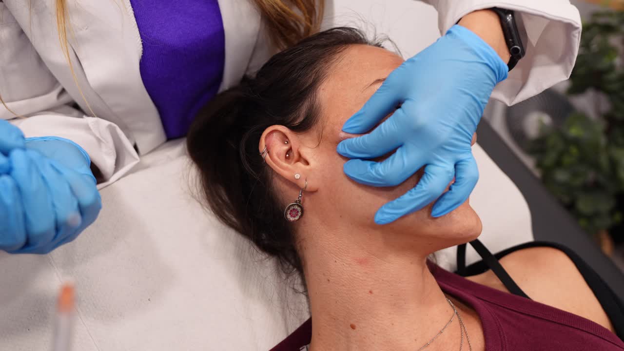 Procedura di iniezione facciale estetica