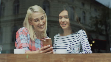 Pretty-Female-Friends-Spending-Time-Together-A-The-Cafe-And-Gossiping