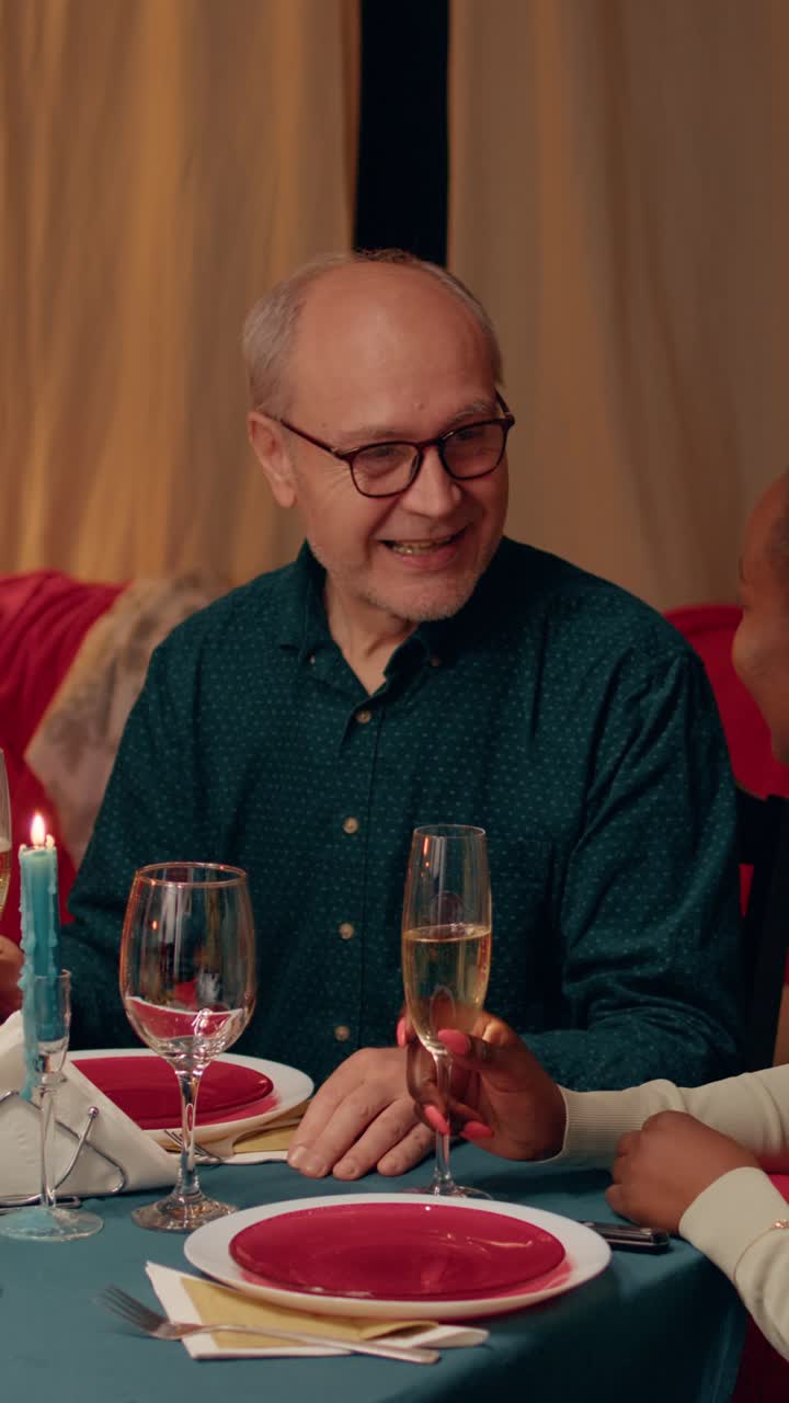 Brindare con champagne a cena