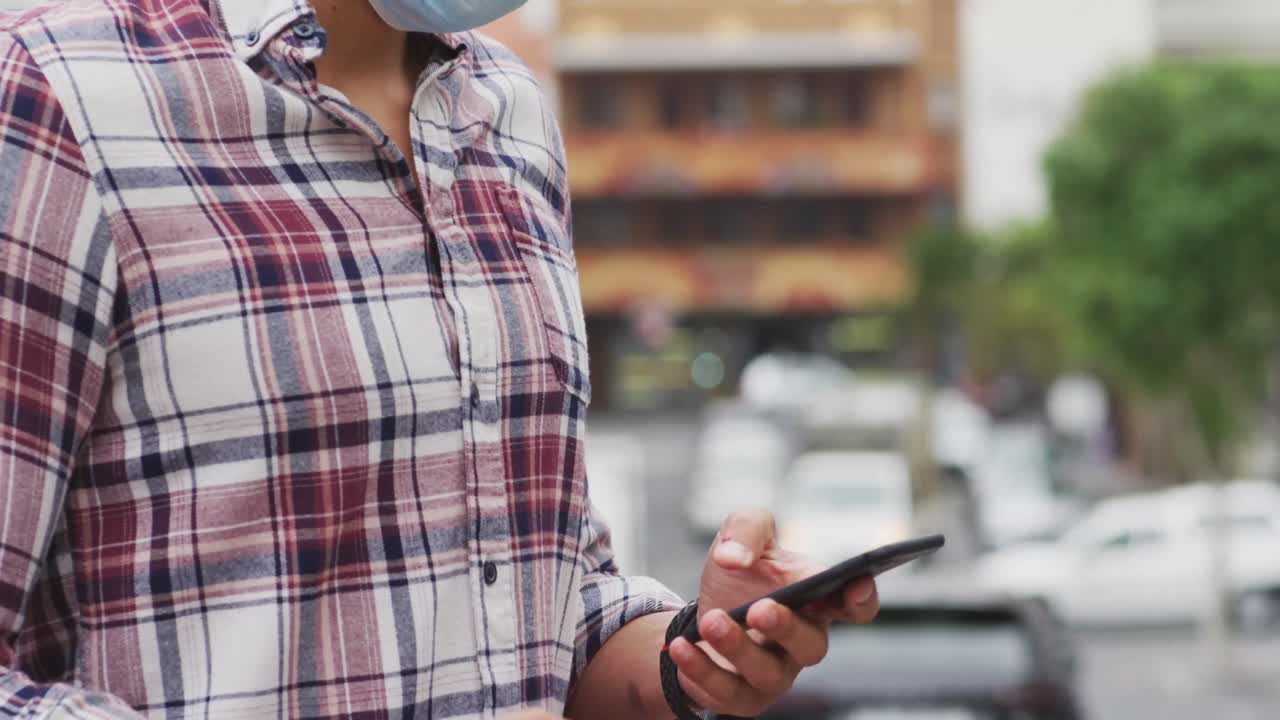 vista lateral de un hombre caucásico usando su teléfono durante la pandemia de coronavirus