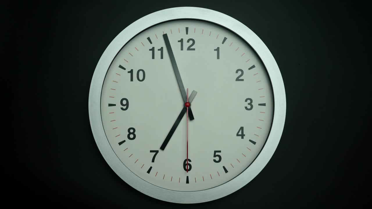 reloj de pared blanco, tres minutos para las siete.