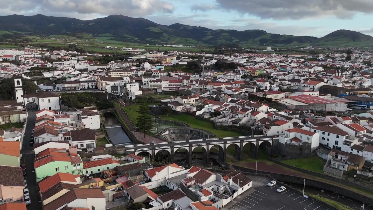 Veduta aerea della città di Ribeira Grande sulla costa settentrionale dell'isola di São Miguel, Azzorre. Filmato drone del paesaggio urbano, dell'architettura tradizionale e delle colline verdi circostanti in Portogallo.