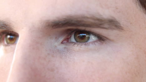 cerca de los ojos de un hombre caucásico curioso y desconcertado mirando a su alrededor