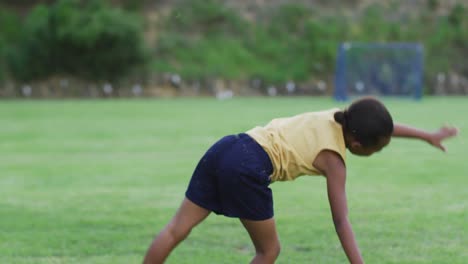 Afroamerikanisches-Schulmädchen,-Das-Während-Des-Sportunterrichts-Im-Freien-Rad-Schlägt