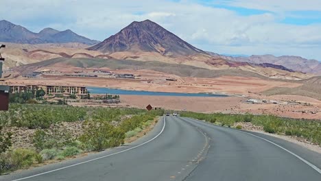 vistas panorámicas a través del hermoso paisaje de nevada en la carretera de la costa norte con la conducción de pov
