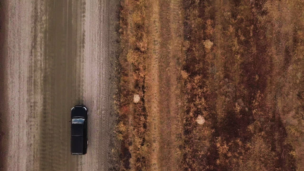 SUV che percorre una strada nel paesaggio arido della California, ripresa aerea