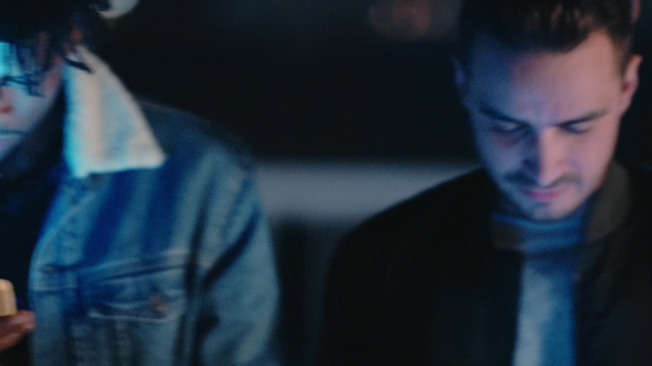 남자, 친구, 그리고 소셜 미디어에서 전화