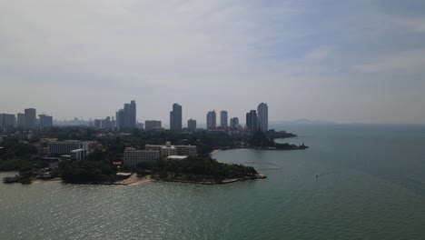 imágenes aéreas inversas de la playa en pattaya y el santuario de la verdad con algunos edificios, chonburi, tailandia