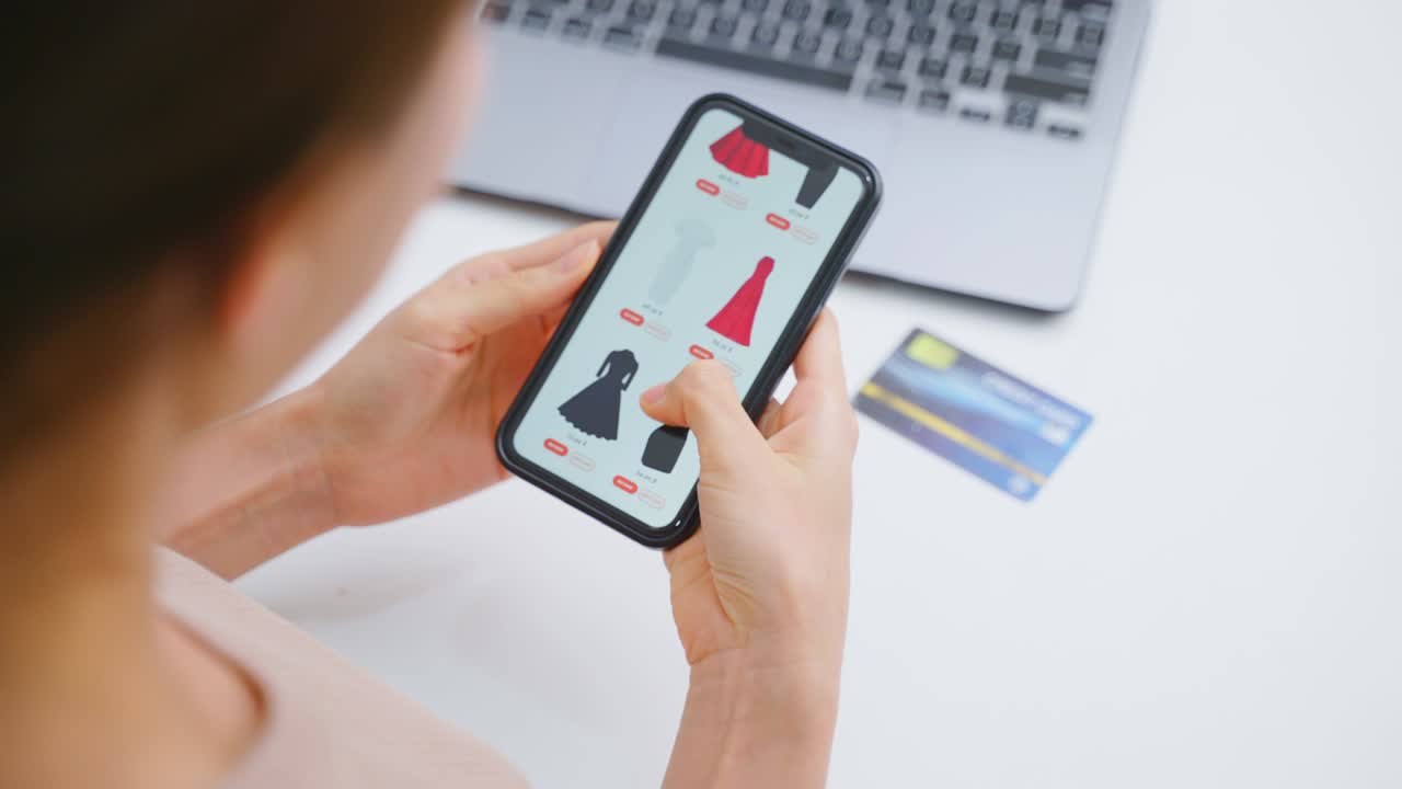 cerca de una joven asiática que usa el teléfono móvil para comprar en línea. atractiva y hermosa chica con tarjeta de crédito en las manos comprando y comprando productos en el sitio web en el teléfono inteligente. concepto de comercio electrónico.