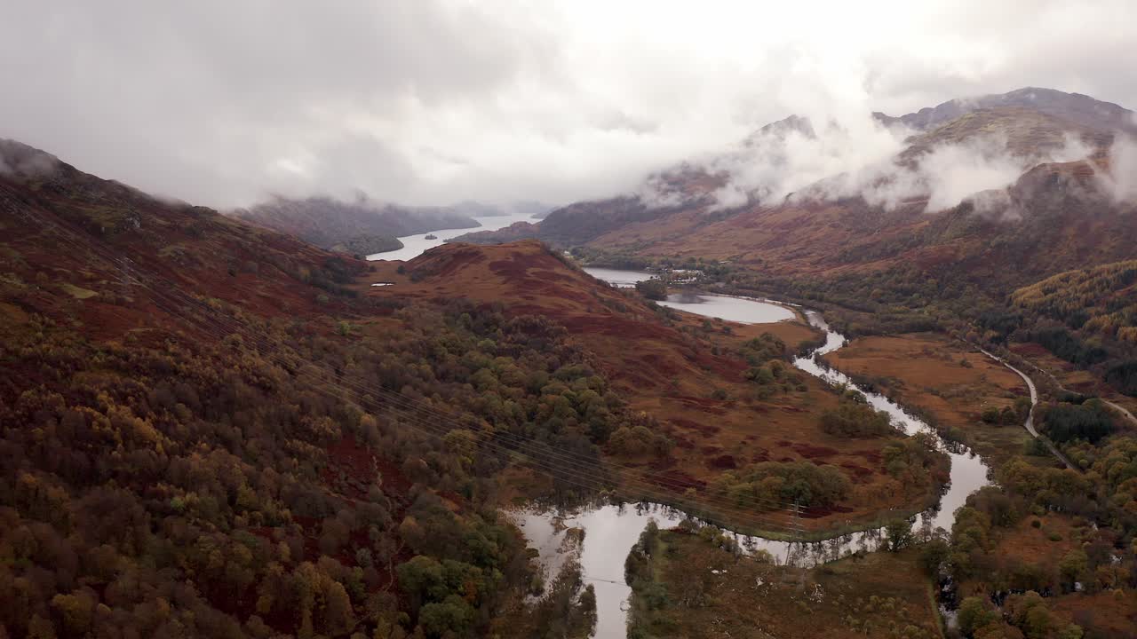 antena - río falloch corriendo a través de las tierras altas escocesas, escocia, pan izquierda