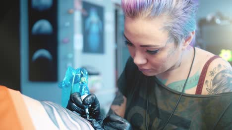 artista del tatuaje en el trabajo