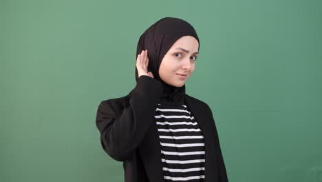 Muslim-Girl-Listening-Face