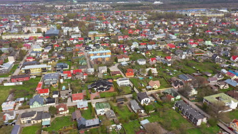 Vista-Aérea-De-La-Zona-Residencial-De-Pärnu-Con-Viviendas-Diversas.