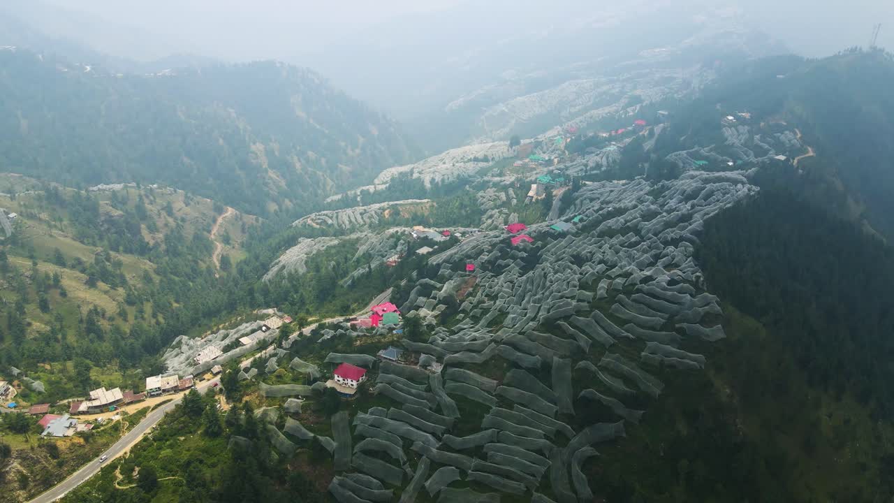 imagen aérea de drones de las granjas de manzanas en himachal pradesh.