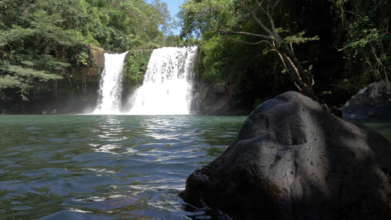 imagen en cámara lenta de la cascada de klong chao en koh kood, tailandia