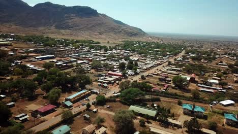 moroto, ciudad rural con fondo montañoso en la región de karamoja, uganda, áfrica oriental