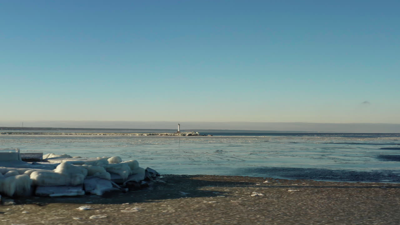 얼음 해안 교각에 충돌하는 차가운 북극 바다 파도, 공중 전망