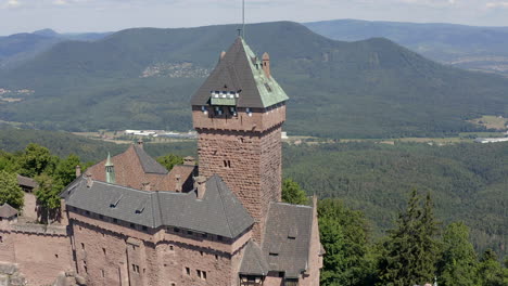 toma aérea circulante que muestra detalles de un castillo medieval renovado en la región de alsacia en francia