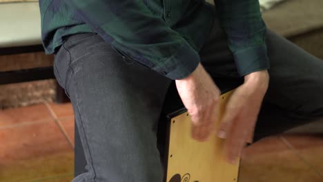 un cajon tocando el flamenco