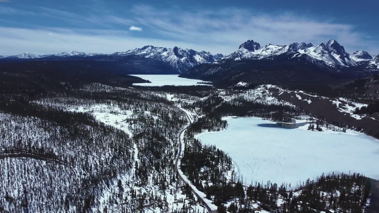 Montanhas com picos nevados e lagos congelados nas Montanhas Sawtooth em Idaho.