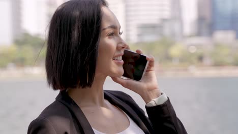 mujer de negocios hablando por teléfono en la ciudad