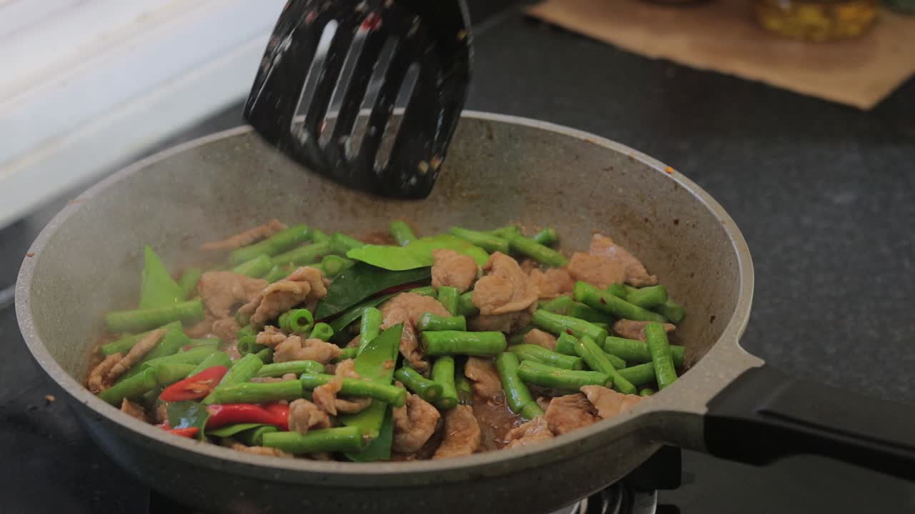 돼지고기, 콩, 칠리의 맛있고 군침이 도는 식사를 요리하세요 - 클로즈업