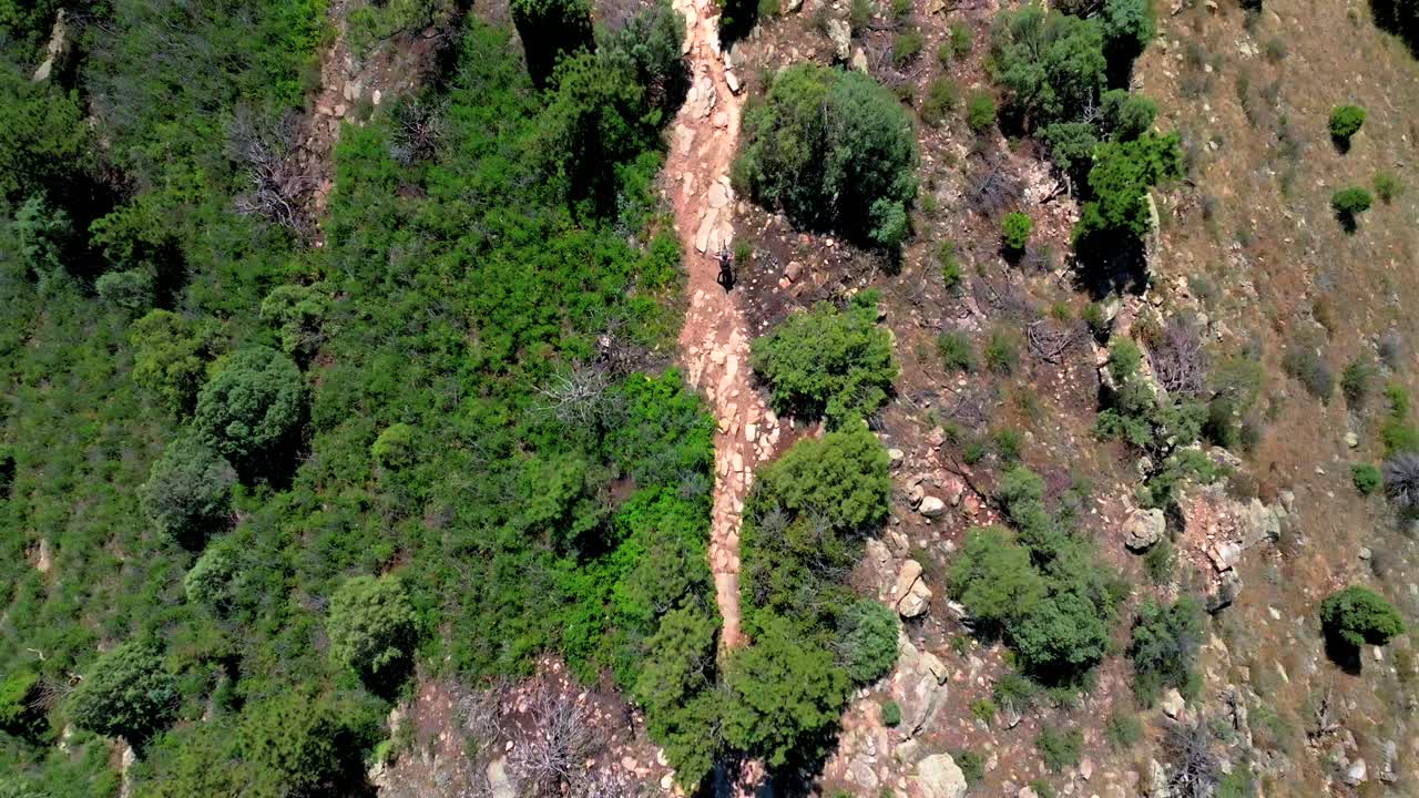 ciclismo de montaña descenso deporte acondicionamiento físico rocas rojas morrison dorado avión no tripulado vista de pájaro vista de dinosaurio cresta dakota cresta sendero de denver pies de colinas frente rango adulto motociclista masculino día soleado seguir