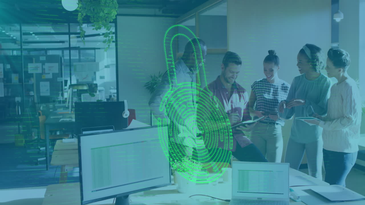animación de huellas dactilares en un candado sobre diversos compañeros de trabajo compartiendo ideas en la oficina