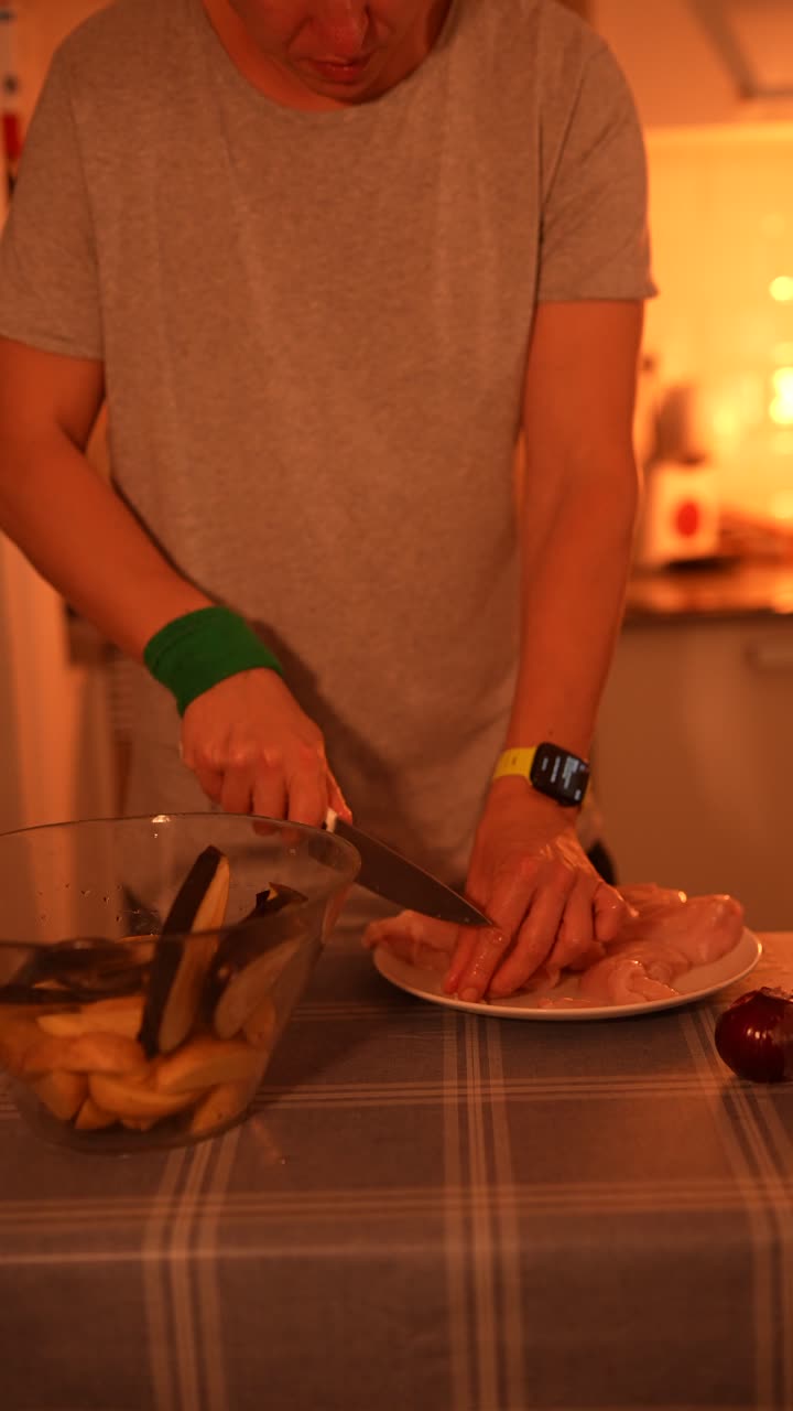preparación de pollo y verduras