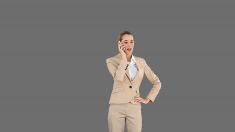 mujer de negocios contestando el teléfono