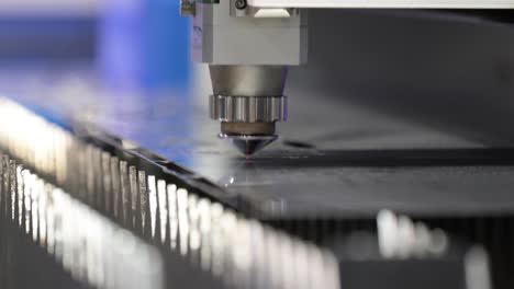 corte láser cnc de metal, tecnología industrial moderna.