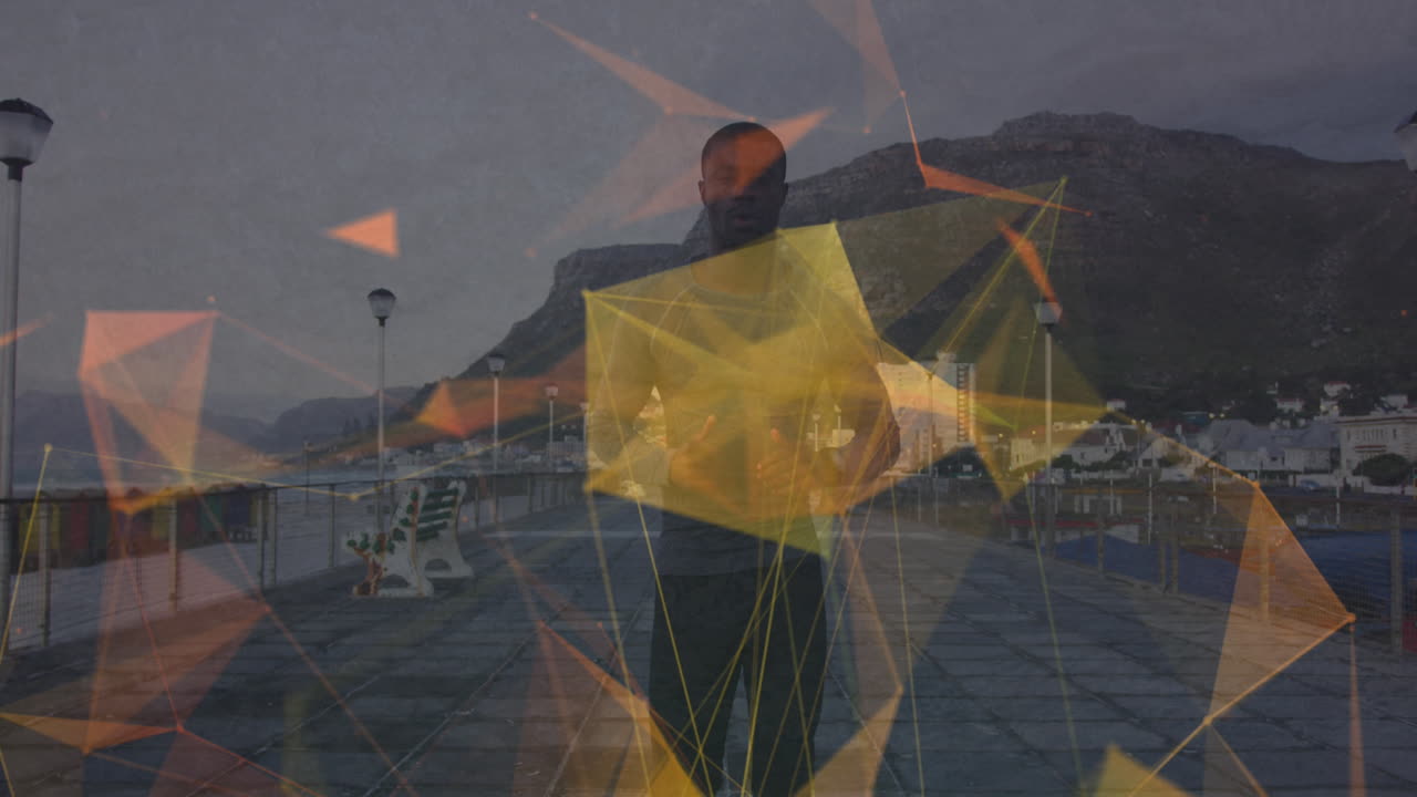 animación de formas geométricas sobre un hombre afroamericano en forma corriendo por el paseo marítimo