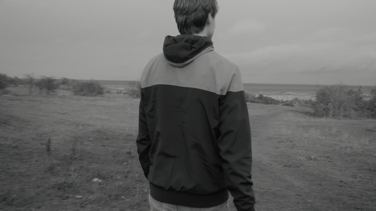 기억에 남지 않는 키 큰 남자는 사이코로 변하고 카메라를 응시합니다 - 중간 샷을 추적하여 클로즈업 - 흑백