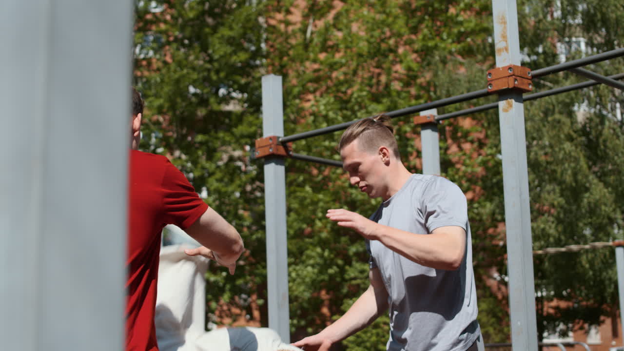 손대고 서 있는 여자