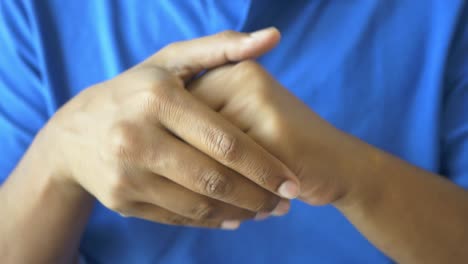 vista de cerca de la mano de un joven usando gel desinfectante para prevenir el virus