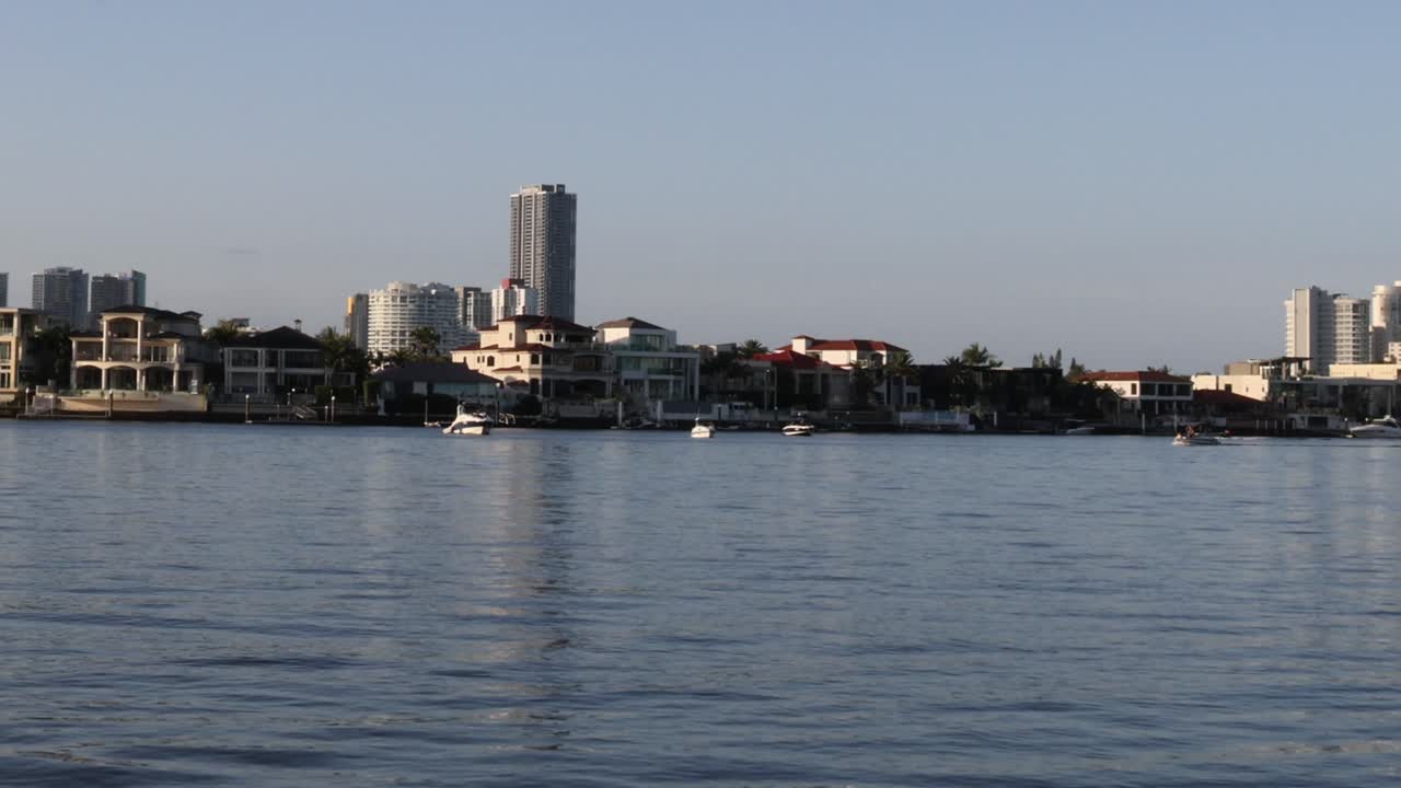 transición diurna del horizonte de una ciudad a través de un río