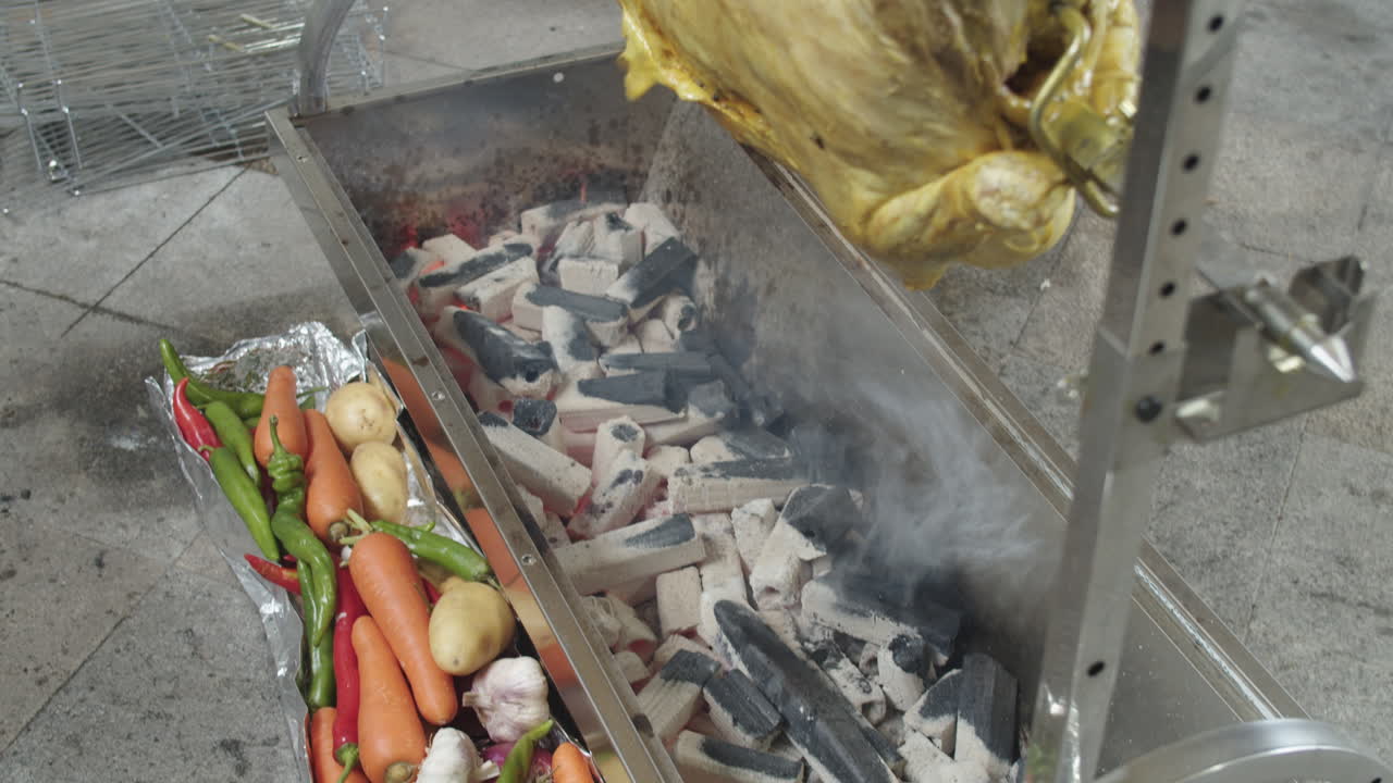 통 소금물 양고기 회전 및 숯불 로스터에 구운