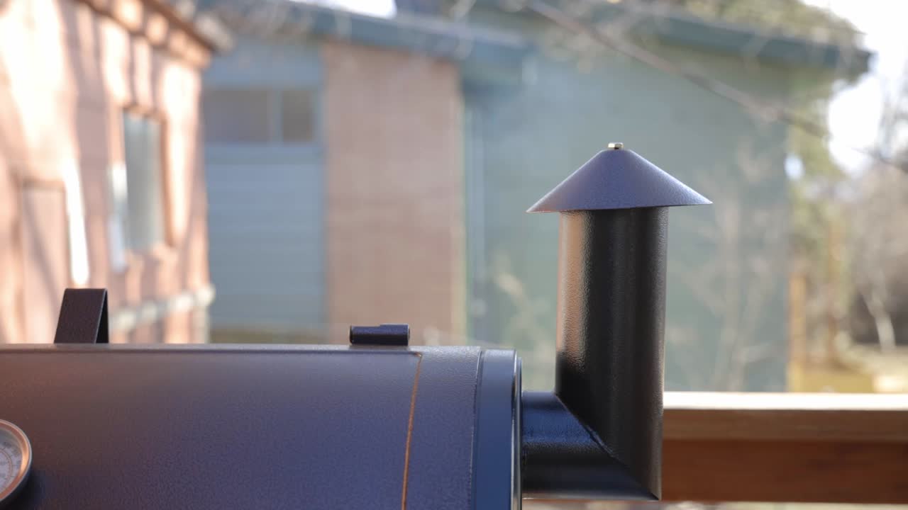 저녁에 나무 펠릿 그릴에서 요리하는 동안 굴뚝에서 연기가 피어오른다