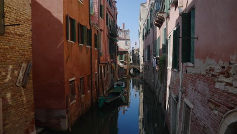 Estrechos-Canales-En-El-Centro-Histórico-De-La-Ciudad-De-Venecia-En-Italia---Enfoque
