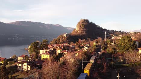 Der-Zug-Fährt-Auf-Der-Eisenbahn-In-Der-Nähe-Des-Lago-Maggiore,-Italien