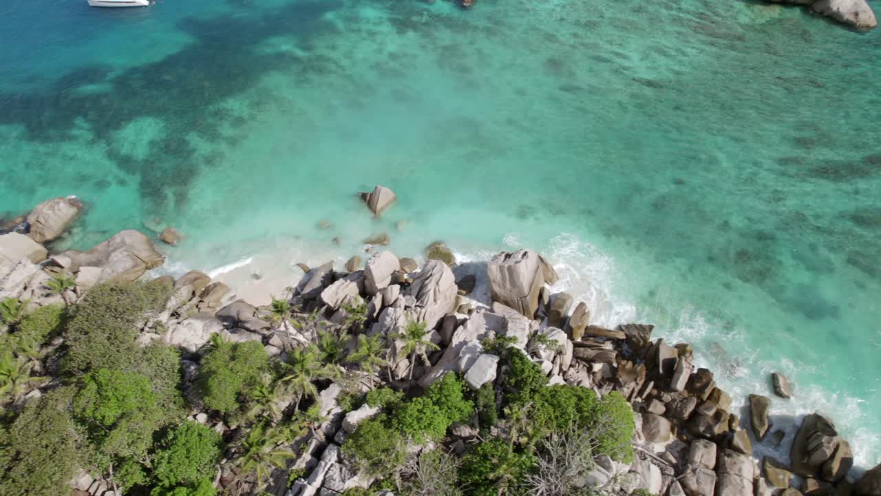 Tampilan drone dari atas Pulau Cocos, alam subur tak tersentuh, pasir putih, batu granit, air biru kehijauan yang jernih, Seychelles 005 30fps