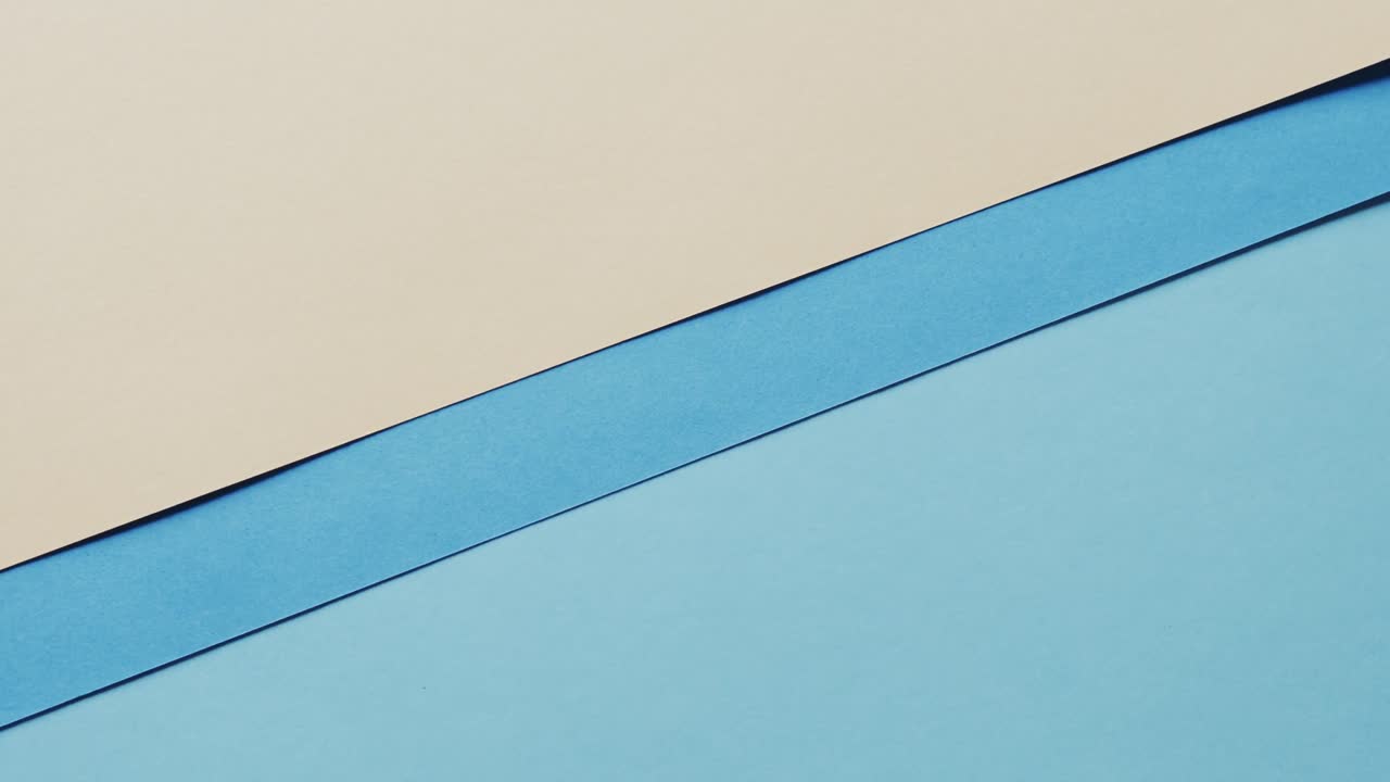 슬로우 모션으로 복사 공간을 가진 빈 카드와 파란 카드의 클로즈업