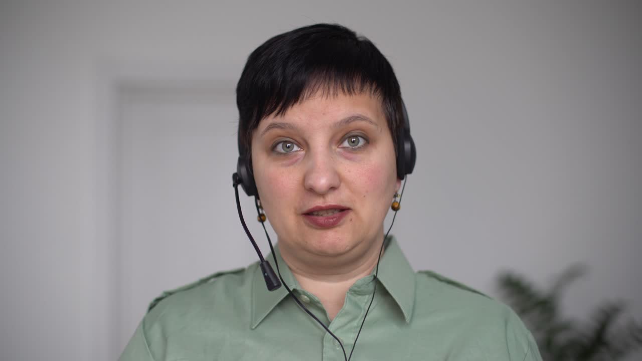 mujer con auriculares habla en video chat usando computadora portátil. auto-aislamiento en la pandemia de covid-19. apoyo en línea para mujeres