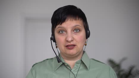 Frau-Mit-Kopfhörern-Spricht-Beim-Videochat-Mit-Laptop.-Selbstisolation-Bei-Covid-19-pandemie.-Online-Unterstützung-Für-Frauen